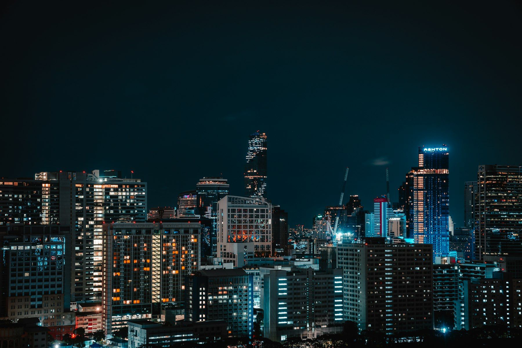 夜の高層ビル群